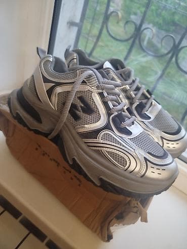 nike react: 41- размер. Толстая подошва которая увеличивает рост при ношении на — 1