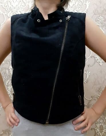 Черная безрукавка с замком
42 размер 
Уступлю