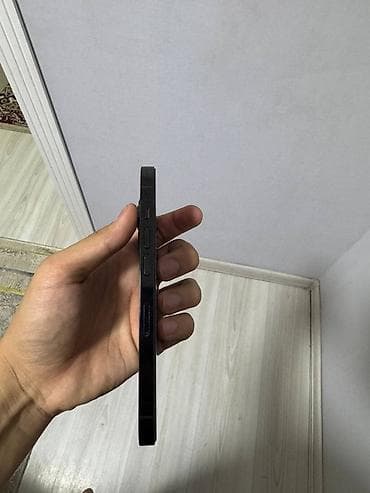 pes 13: Смартфон с динамическим вырезом экрана (Dynamic Island) и плоскими — 3