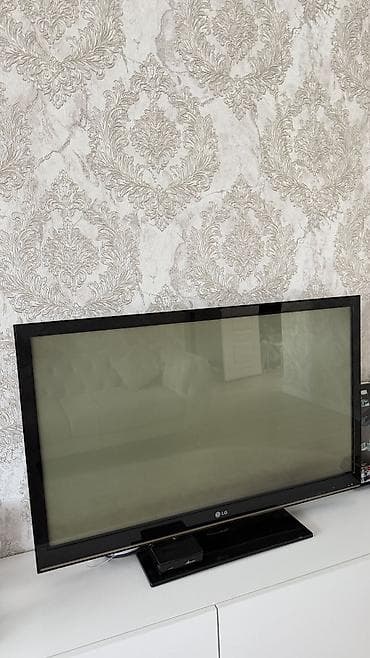 Телевизор LG, диагональ 42, работает отлично, заказывали с Дубая