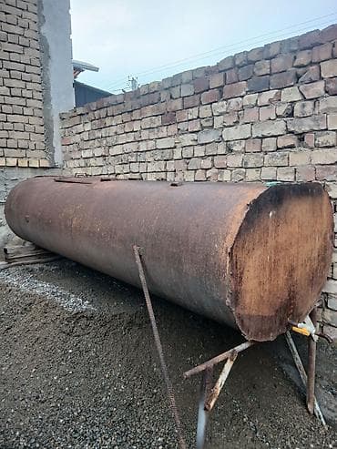 Металлическая цилиндрическая емкость (горизонтальная бочка/резервуар)