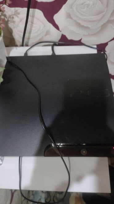 музыкалный аппарат: PlayStation 3 (PS3) с играми и комплектом геймпадов Состав: - Консоль — 5