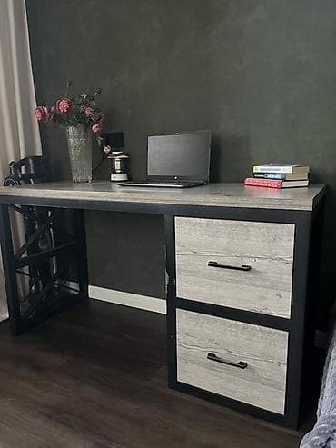 Компьютерный/рабочий стол с тумбой В стиле Лофт Б/у. В отличном