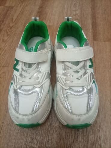 Кроссовки Белые кроссовки состояние хорошее самовывоз Асанбай цена