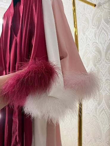 женщины в пеньюарах: Комплект, Пеньюар, Атлас, С перьями — 3