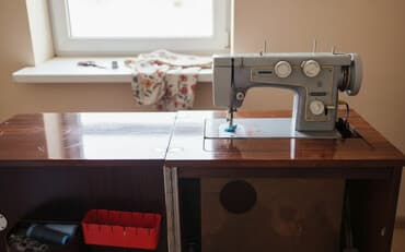 слесарный стол: Продаю швейную машинку (курак төшөк үчүн ваты,жүн,паралон,курак — 1