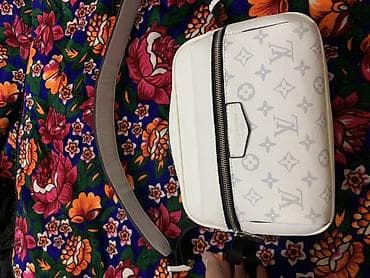 молнии: Сумка через плечо в стиле Louis Vuitton, белая, с фирменным серым — 1