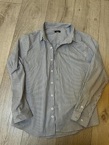 одежда мужской: Классическая рубашка в тонкую вертикальную полоску. - Модель — 1