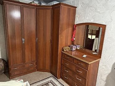 комоды для одежды: Спальный гарнитур в классическом стиле, цвет тёплый орех. Состав — 5