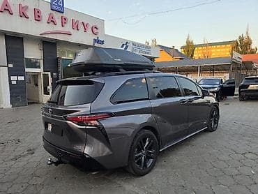 8: Toyota Sienna: 2021 г., Гибрид, Минивэн — 5