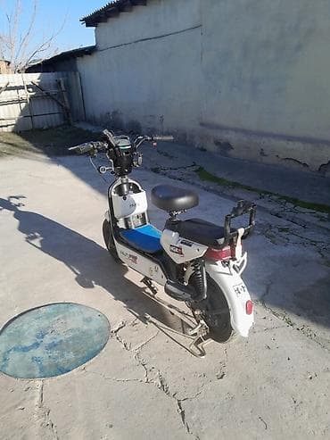 Электроскутер XINJITU (белый) - Компактный городской электроскутер с