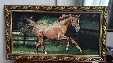 костюм для охоты: Картина «Скакун» в резной раме - Сюжет: рыжая лошадь на бегу на фоне — 1