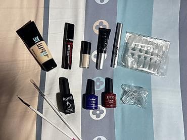 косметички: Набор для макияжа и маникюра Состав: - Тональный крем Maybelline Fit — 3