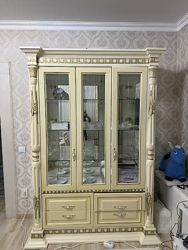 кухонный шкаф буфет: Витрина/буфет классический с резными колоннами и стеклянными фасадами — 1