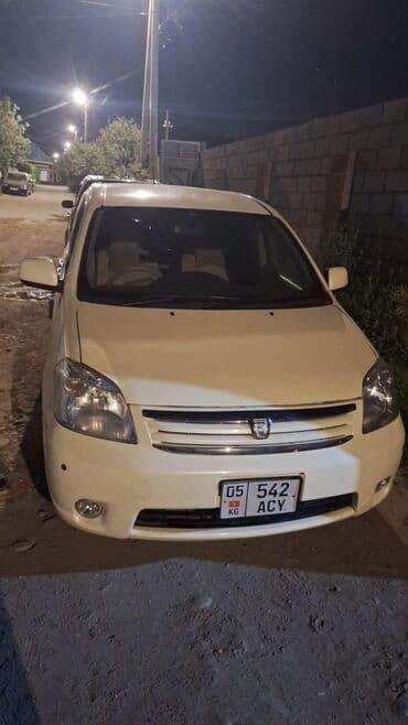 Toyota Raum: 2003 г.