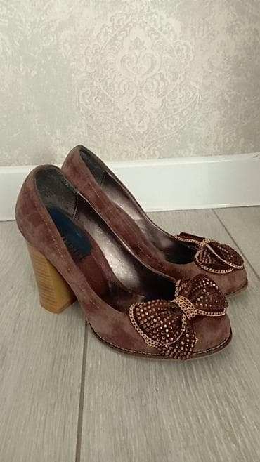 Женские туфли, 2 пары. - обе пары по 500 сом 1) Коричневые лодочки на