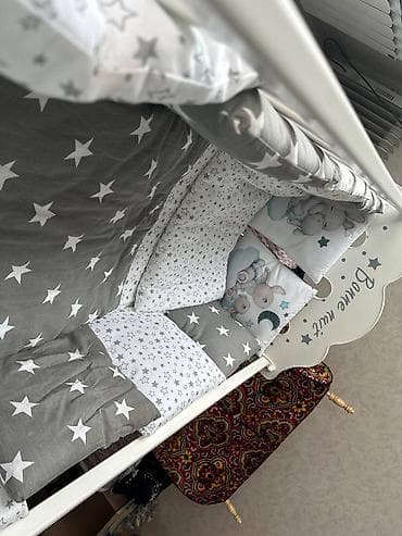 Двухъярусные детские кровати: Детская кроватка с комплектом мягких бортиков и постельным бельём - — 1