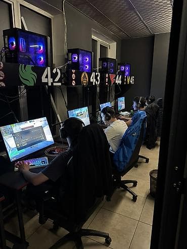 игровые наборы паркинги: Игровой компьютерный клуб - Просторный зал с рядами игровых мест — 8