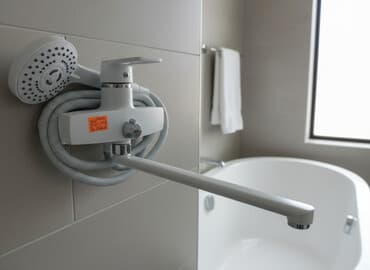 умывальник садовый: Белый смеситель для ванны с душевой лейкой. Оснащен поворотным изливом — 1