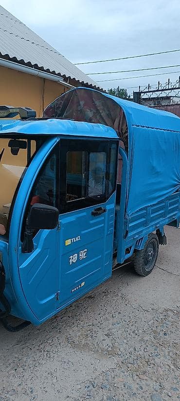 b class: Грузовой электротрицикл с тентованным кузовом - Тип: трехколесный — 1