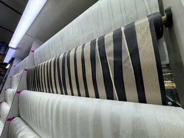 цена обоев за рулон: Рулон ткани с широкими вертикальными полосами черного и бежевого — 1