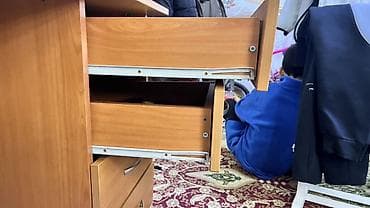 детские письменные столы: Компьютерный стол, С полками — 6