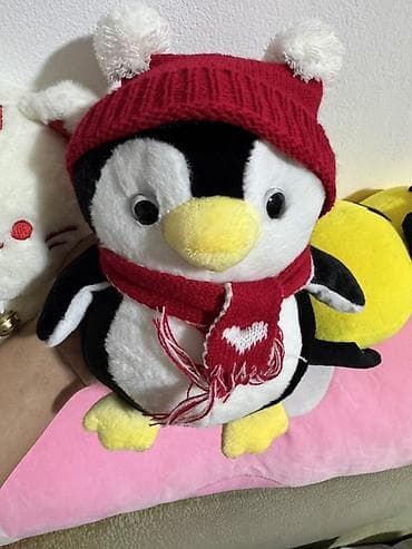 Мягкая игрушка — пингвин в зимнем комплекте Идеален для подарка. - — 2