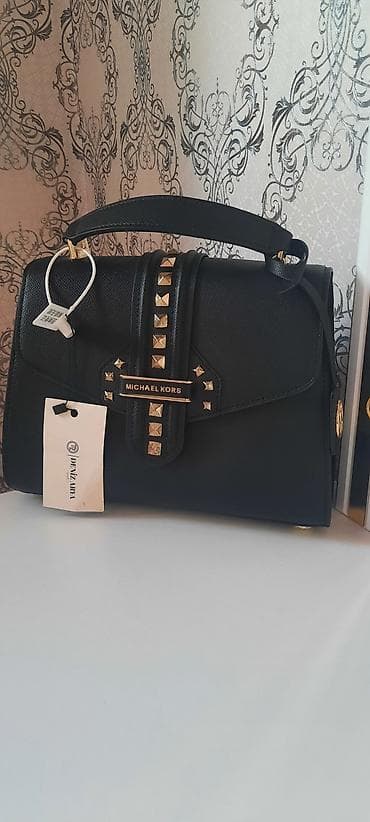 michael kors кошелек: Сумка Michael Kors, модель с декоративными заклёпками и фирменной — 1