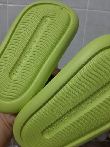 испанская детская обувь: Пара салатовых детских сабо с ремешком "Happy" и украшениями в виде — 3