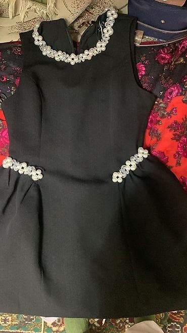 блестящие: Черное платье без рукавов с декоративной отделкой жемчугом и — 1