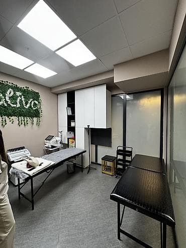 Оборудование для салонов красоты: Сдается одна кушетка в очень уютном кабинете в центре города. Для — 3