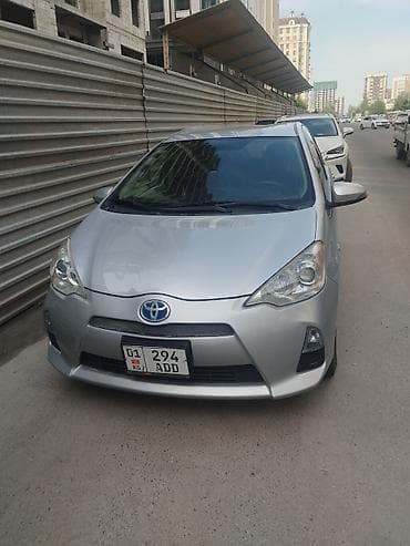 prius: Toyota Prius C: 2012 г., 1.5 л, Автомат, Гибрид, Хэтчбэк — 2
