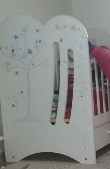 Керебеттер: Манеж керебет, Колдонулган, Комоду менен — 3