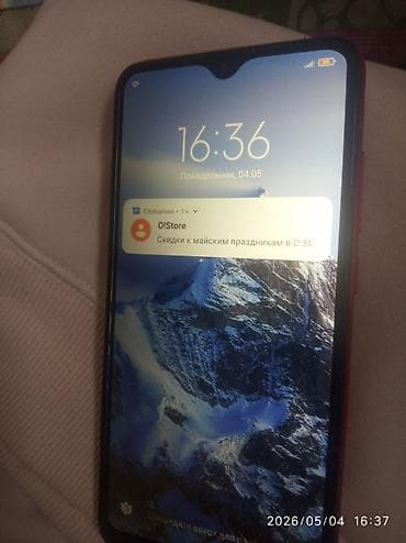 Смартфон с экраном каплевидного выреза и красной матовой крышкой