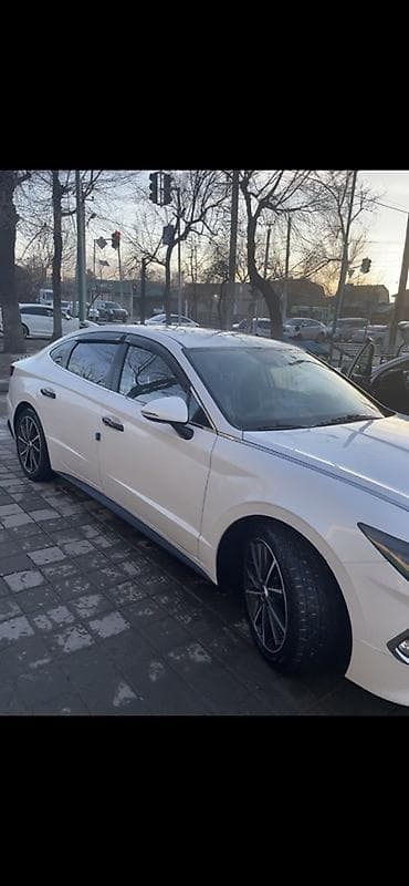 кабина авто: Элегантный белый седан бизнес‑класса с динамичным купеобразным — 4