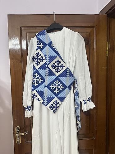 side by side: СРОЧНО ПРОДАЮ ПЛАТЬЯ Одевали только 1 раз на той больше не нужны из-за — 1