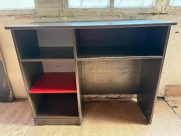 Универсальный деревянный стол, оснащенный несколькими полками