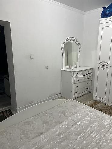 сдаю помощение: В большом 4-х комнатном доме сдается комната зал 8*4.Можно молодой — 3