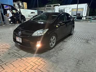 таёт: Toyota Prius: 2011 г., 1.8 л, Вариатор, Гибрид, Хэтчбэк — 2