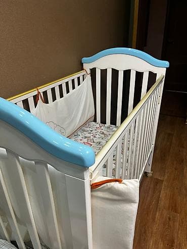 Детская кроватка-манеж с комплектом текстиля. Особенности: -