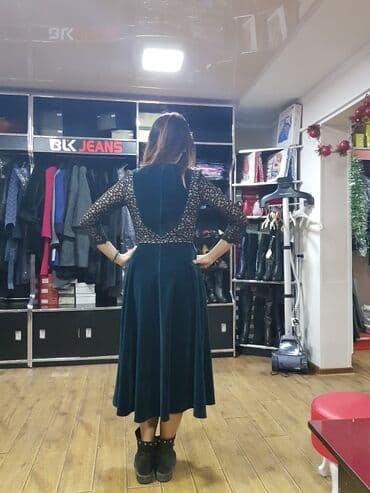 голубое платье: Шикарное бархатное платье изумрудного цвета, по бокам имеются кармашки — 3