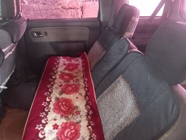 Просторный минивэн белого цвета с рейлингами на крыше