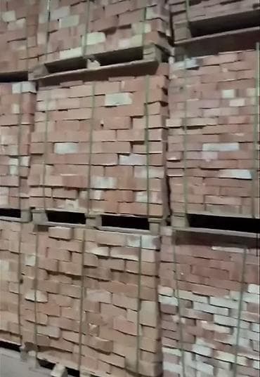 Кирпич керамический полнотелый, красный. Паллетирован и стянут лентами