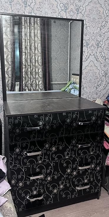 Стулья, табуретки: Спальный гарнитур в одном стиле с черными глянцевыми фасадами и — 3