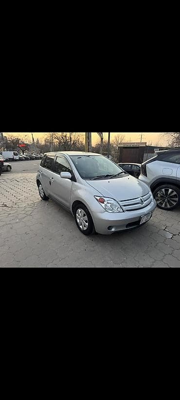 Компактный городской хэтчбек серебристого цвета. Основные