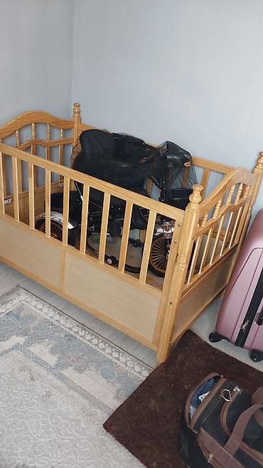 Деревянная детская кроватка классического дизайна. Особенности: -