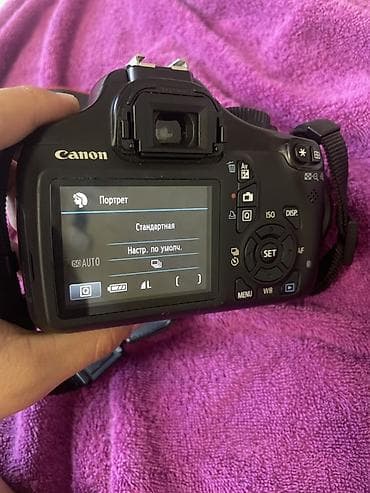 Зеркальная камера Canon EOS 1100D с комплектным объективом Canon EF‑S