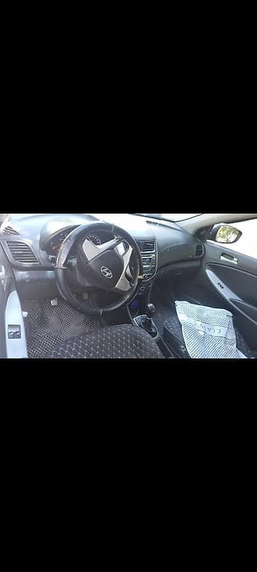 mazda 2000: Hyundai Accent: 2014 г., Механика, Бензин, Седан — 5