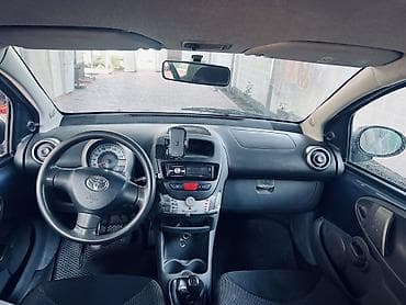 2 8: Toyota Aygo: 2010 г., 1 л, Механика, Бензин — 6