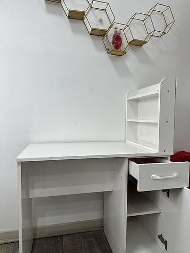 стол для обеда: Маникюрный стол - Цвет: белый. - Материал: ЛДСП. - Рабочая — 1